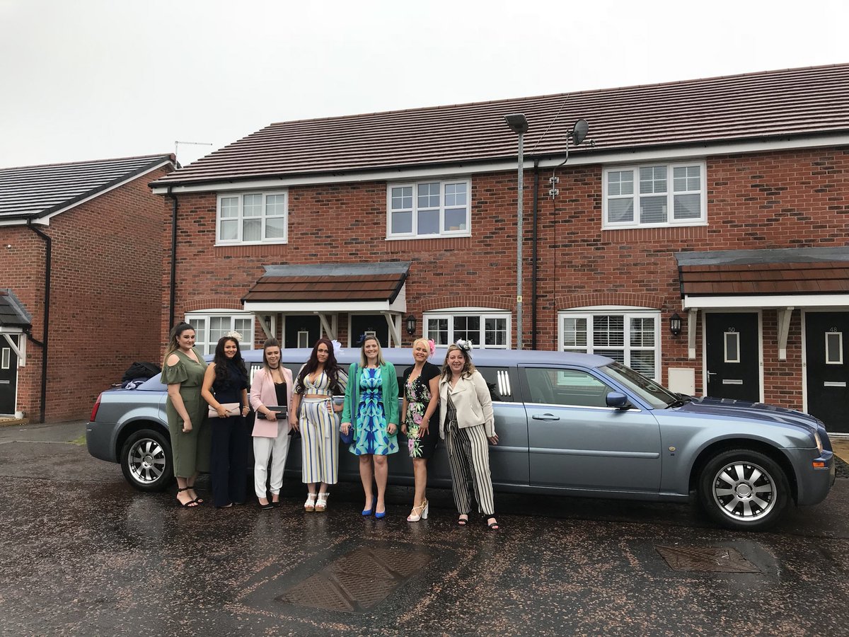Sophisticars's tweet photo. Our #bluelimo #babybentleylimo dropping off these lovely ladies for #ladiesday @AintreeRaces #grandnational #limotransferlancashire #limohirelancashire #sophisticars https://t.co/tfI3dNDd6v