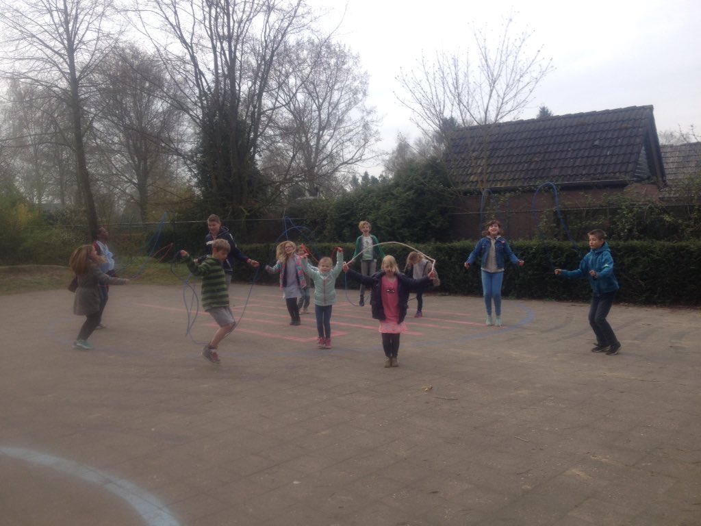 deRietgors's tweet image. #Touwtje springen nieuwe  #rage #sport  #bewegen op @deRietgors @archipelprimair @JeeloNieuws. Zelfs de juf doet mee.