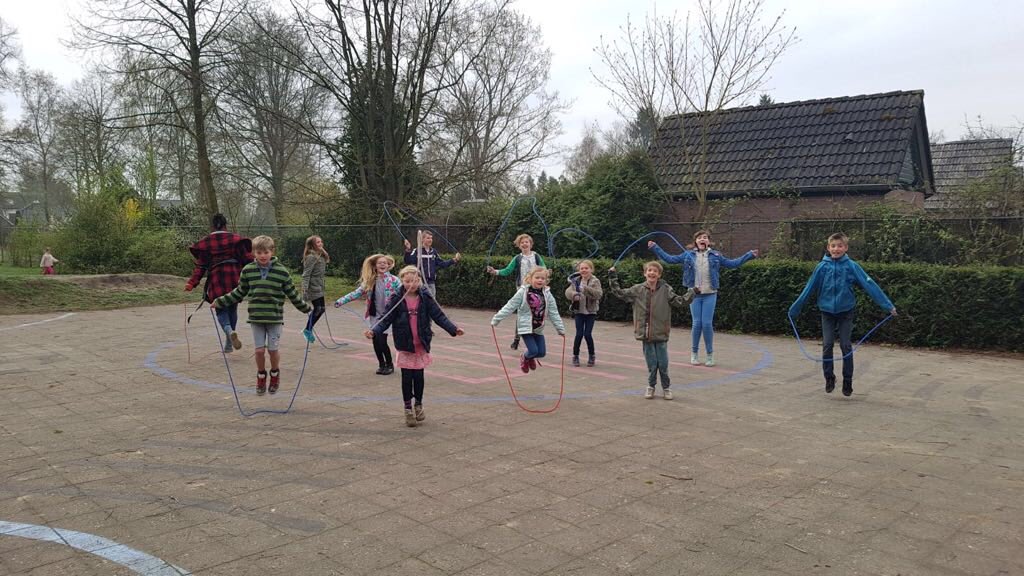 deRietgors's tweet image. #Touwtje springen nieuwe  #rage #sport  #bewegen op @deRietgors @archipelprimair @JeeloNieuws. Zelfs de juf doet mee.