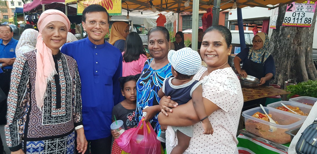 petalingputra's tweet photo. Knock Knock Knock.This guy in Blue Baju Melayu @RajaNongChik yesterday Walkabout at Pasar Malam Taman Sri Sentosa. #BETTERNATION @barisanasional #KaliIniLah #LembahPantai #Pru14 @Zuhri https://t.co/vSBbwRIW5D
