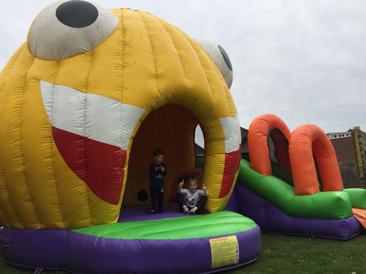 HappyRentDE's tweet photo. Heute sind wir wieder mit unserer Party Hüpfburg unterwegs! #Hüpfburg mit Discolampen, Lautsprecher und Rutsche 😀 https://t.co/Uu3muwcdyG