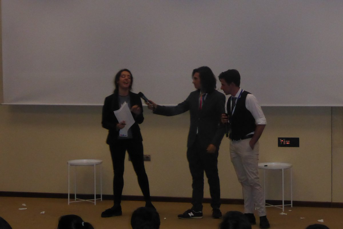 maureenvidal's tweet photo. los alumnos Olga Aguilar, David Huerga y Alejandro Mardones de @SEKCiudalcampo jugando al Pictionary para presentarse en la sesión introductoria @Cordoba_2018 @EYPSpain 
#originales y #creativos @SEKBACHCC @mclagar https://t.co/dMCS2q9wIN