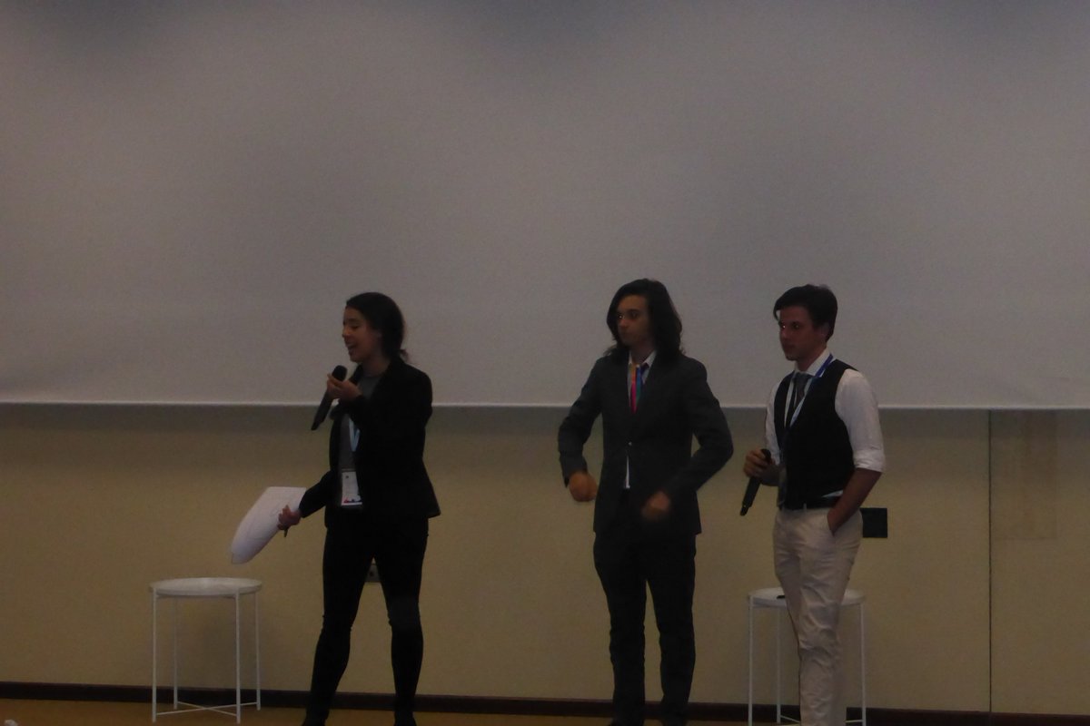 maureenvidal's tweet photo. los alumnos Olga Aguilar, David Huerga y Alejandro Mardones de @SEKCiudalcampo jugando al Pictionary para presentarse en la sesión introductoria @Cordoba_2018 @EYPSpain 
#originales y #creativos @SEKBACHCC @mclagar https://t.co/dMCS2q9wIN