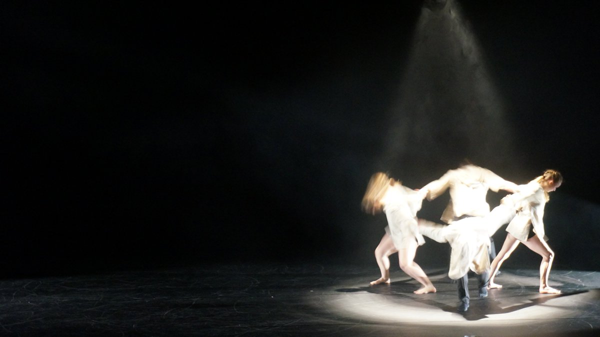 Un petit aperçu des off avec la répétition générale de la Cie Légendanse .. on espère que ça vous donnera envie d'assister à la 1ère demain ! En tout cas nous, on a été hypnotisé !
Iskuit, c'est demain, samedi 14 avril à 20h30 au Petit Echo de la Mode !
@LeffArmor