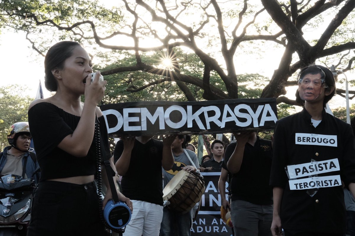 lfscssp's tweet photo. BIGUIN ANG DIKTADURA NG REHIMENG US-DUTERTE!

DUTERTE, MARCOS, WALANG PINAG-IBA!
PAREHONG TUTA, DIKTADOR, PASISTA!

#BlackParadeUPD https://t.co/n8eKpOo31v
