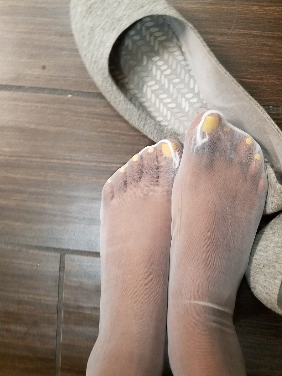 Spoiledtoesies's tweet photo. Funky Flats Friday
What Lucky Mutt will put in the work to run around with these in their mouth😈 🐶🐕
@rt_feet @ebonydompromos
@BlackRoyaltyRT @blackbullrt
#femdom #footfetish #nylonfetish #ebonyfeet #moneymistress #walletfucker #ebonydom https://t.co/6OfqlCFsoj