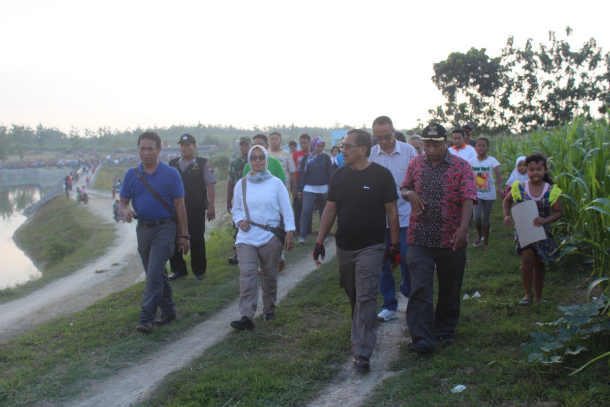 Jumat sore (13/4/2018)
Bupati Djoko Nugroho <a href="/Djoko_Arief/">Bupati&Wabup Blora</a> bersama Dinas Pertanian @KoncoTani_Blora membagikan dan menanam bibit buah-buahan unggul di kawasan Embung Plered Ds.Purworejo yang dirintis jadi tempat wisata

<a href="/AriefRohman838/">Arief Wabup Blora</a> <a href="/bdnrmj/">Bondan</a> <a href="/nunikreni/">Reni Miharti</a> <a href="/dinporabudpar/">DINPORABUDPAR KABUPATEN BLORA</a> @DLHBlora
