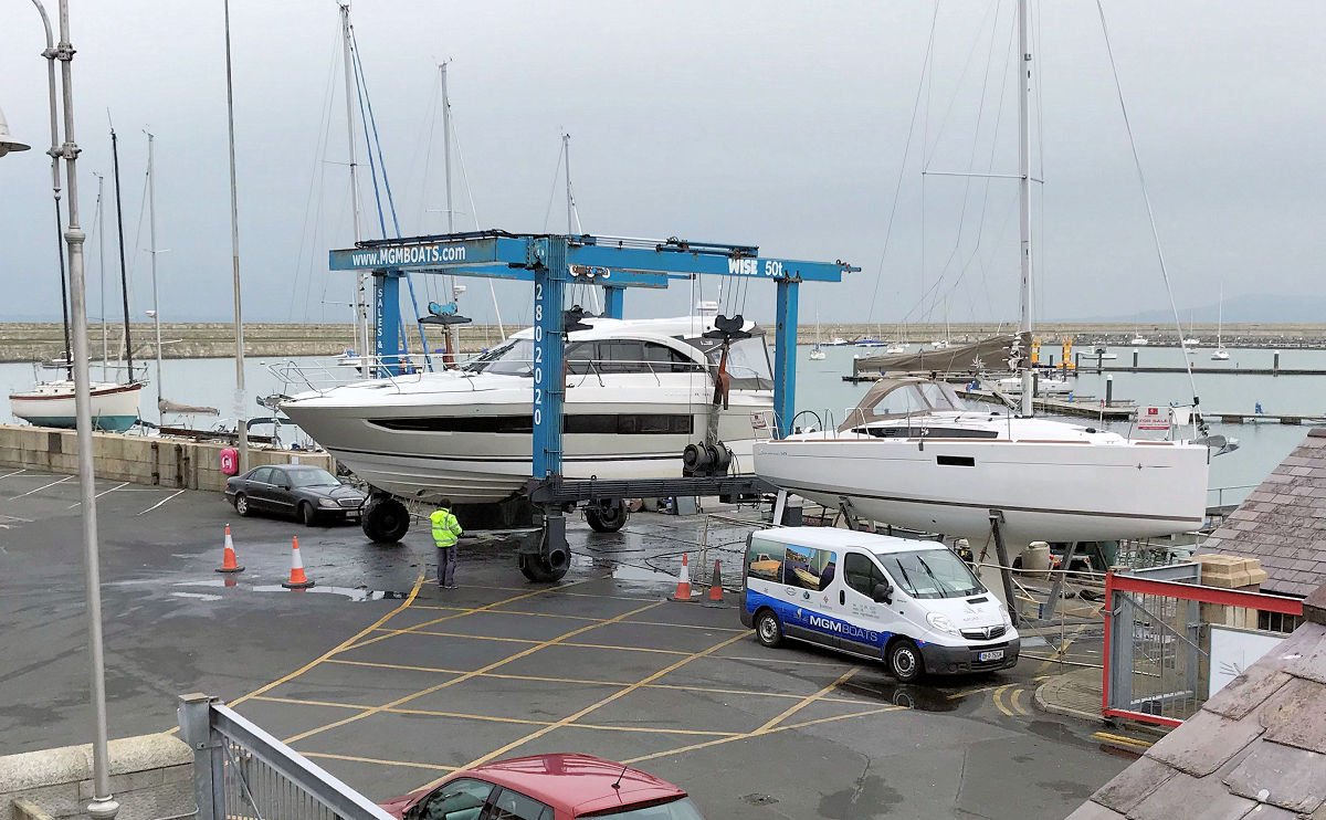 mgmboats's tweet photo. Jeanneau Leader 46 lifted for antifouling and annual maintenance this weekend. Our after sales service department runs 7 days a week. #jeanneau #leader46 #DunLaoghaire #SummerIsComing https://t.co/HH30YnhSO7