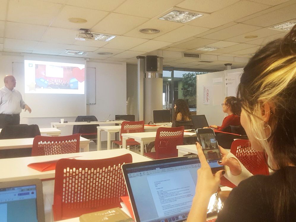 diesdagost's tweet photo. Continuem apostant per la #formació per fer la feina cada dia una miqueta millor 😊 Dilluns vam ser al Col•legi de @periodistes_cat de #Manresa fent un curs sobre creació de continguts per a xarxes socials amb @esj. Molt interessant, dilluns hi tornem! #ESJCPC #XXSS https://t.co/IAbVmZmflm