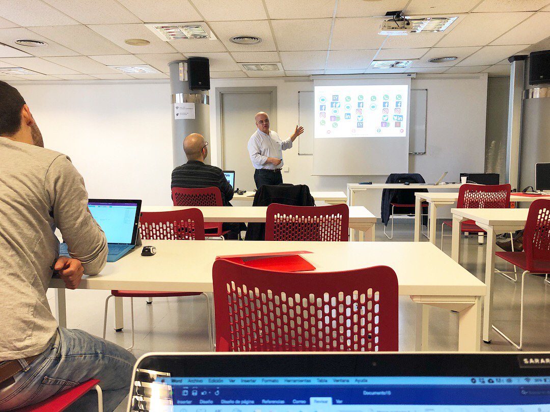 diesdagost's tweet photo. Continuem apostant per la #formació per fer la feina cada dia una miqueta millor 😊 Dilluns vam ser al Col•legi de @periodistes_cat de #Manresa fent un curs sobre creació de continguts per a xarxes socials amb @esj. Molt interessant, dilluns hi tornem! #ESJCPC #XXSS https://t.co/IAbVmZmflm