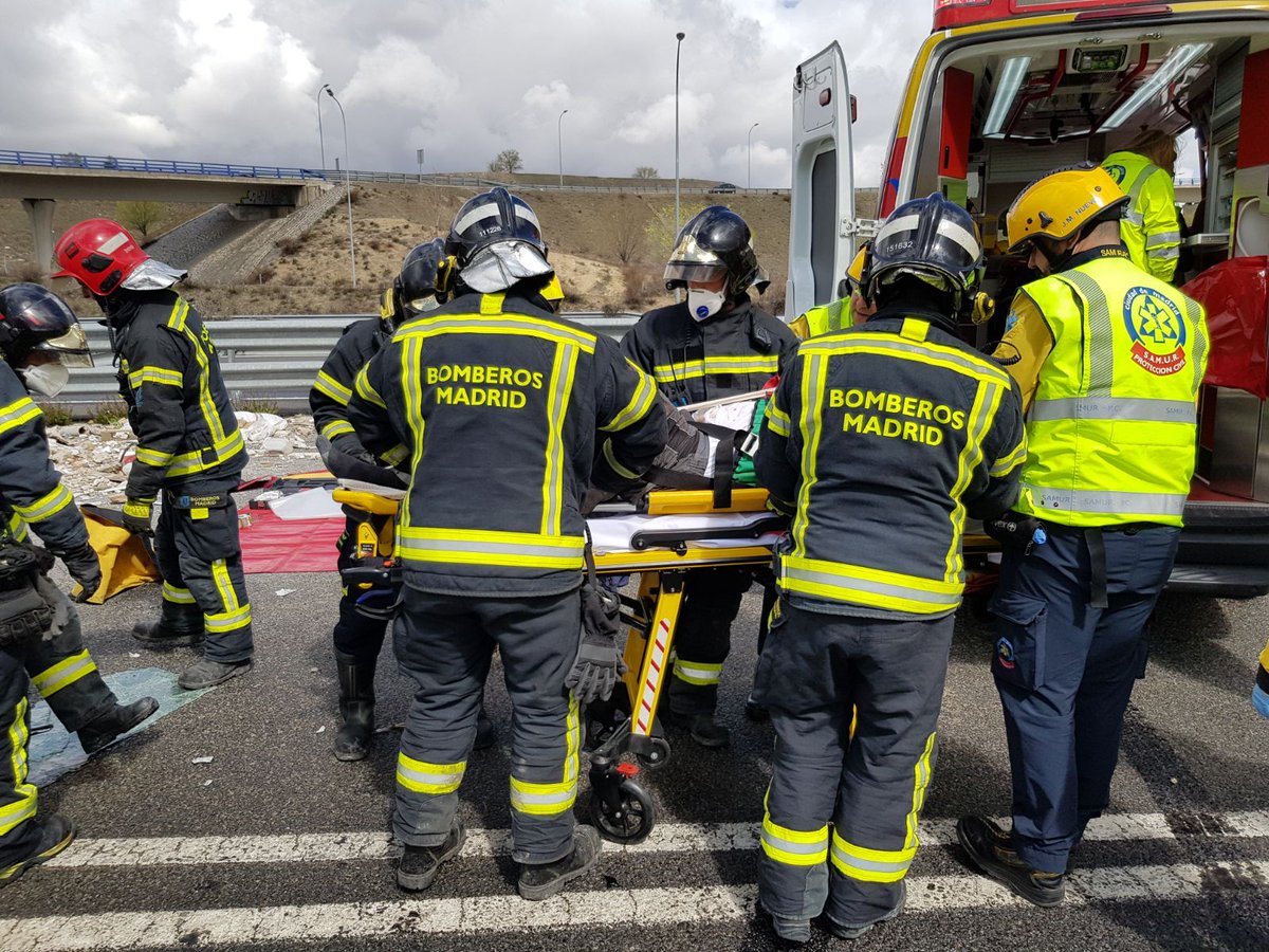 BomberosMad's tweet photo. Accidente de #trafico en la M31 donde un camión ha volcado, quedando atrapado el conductor. Se ha trabajado conjuntamente con @SAMUR_PC que ha atendido al herido tras ser rescatado. En la #IntervencionMad han actuado 2 dotaciones del #Parque8
🚑+🚒=💪 https://t.co/zxQAspFPUx