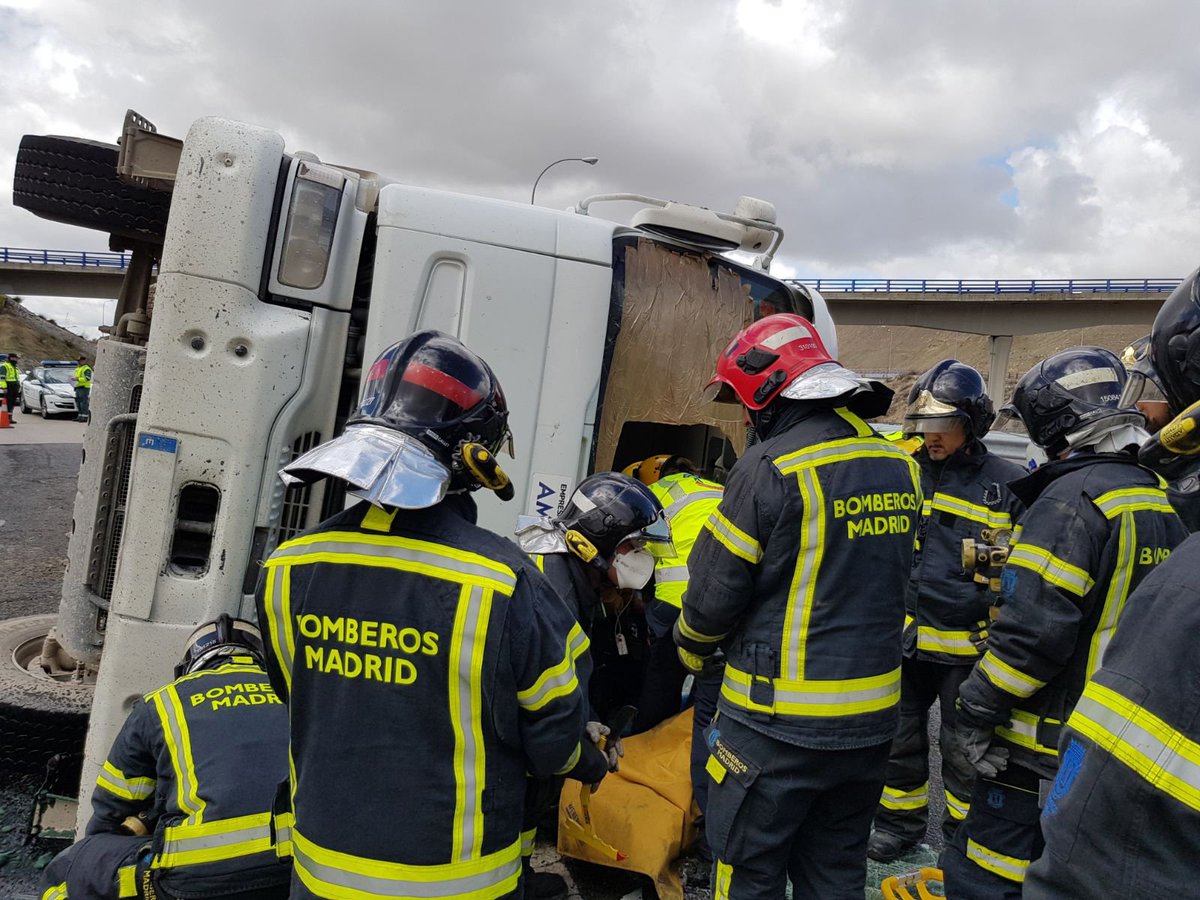 BomberosMad's tweet photo. Accidente de #trafico en la M31 donde un camión ha volcado, quedando atrapado el conductor. Se ha trabajado conjuntamente con @SAMUR_PC que ha atendido al herido tras ser rescatado. En la #IntervencionMad han actuado 2 dotaciones del #Parque8
🚑+🚒=💪 https://t.co/zxQAspFPUx