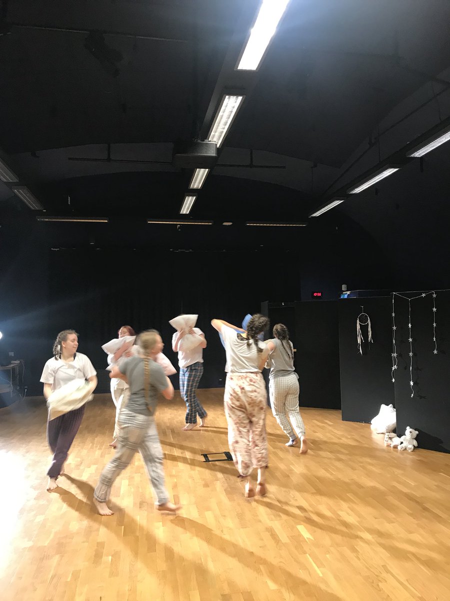 OJogeryd's tweet photo. Karlstads universitets studenter i år 1 på pedagogprogrammet hat bjudit #Kronoparksskolan på dansföreställning med Drömmar som utgångspunkt ”i drömmarnas land” . Droppen 2 tackar för den fina och trevliga föreställning https://t.co/Illqy01Cn6