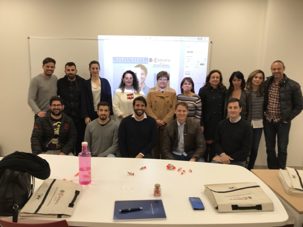 TeAyudoA_Educar's tweet photo. Ayer cerramos el 1er curso de Habilidades Profesionales.
¡Gracias a una estupenda clase por su participación y actitud y a @camaramurcia por la organización y confianza! Un regalo poder disfrutar tanto haciendo esta formación. #competencias #actitud #enamorar https://t.co/EZyyXJaiqf