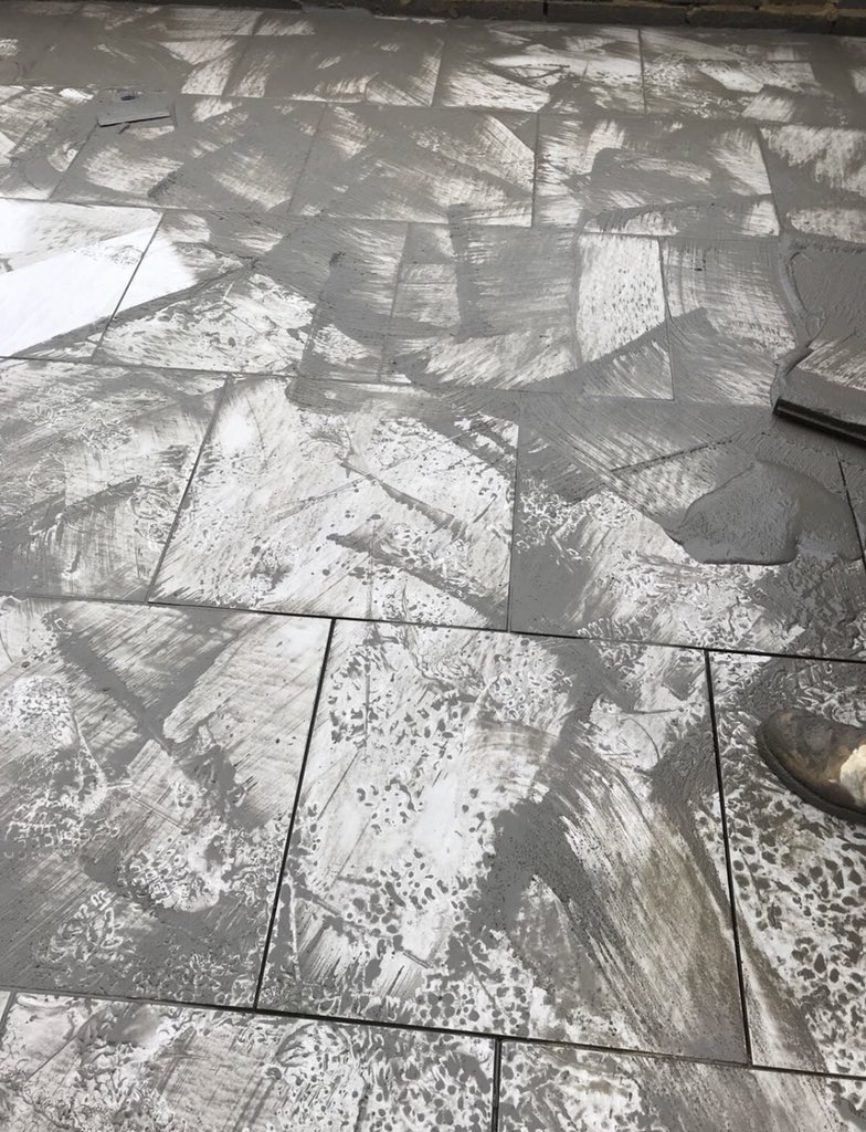 KeystonePaving's tweet image. Before and after.  The customers always look a bit worried when you tip the slurry out.  Nice and simple.  The lighting will do all the talking on this one. #porcelain #keystone #sussex