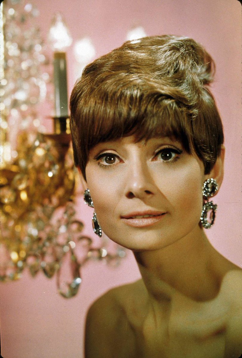 BritishVogue's tweet photo. Audrey Hepburn wore 2018's biggest trends in 1967. https://t.co/1lcR2oz18W https://t.co/mEYb2SygcQ