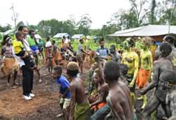 Upnole_18's tweet image. Pak @jokowi sedang ngegendong Jokowi. Hehehehe... #Agats #Asmat #PapuaFoto: Biro Pers Setpres.