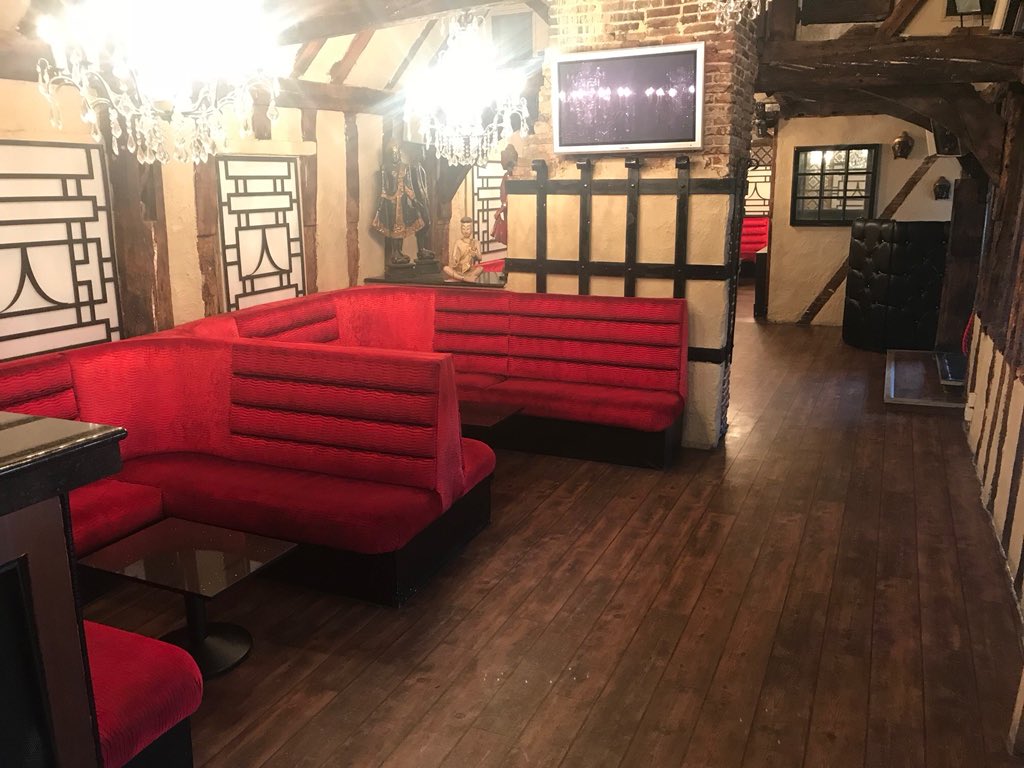 sugarhut's tweet photo. Tonight @DjBradBarnes will be behind the decks in the Club room from 10pm... Limited VIP tables are available. Call 01277 200 885 to reserve yours #VIP #tablebehaviour #weekend #sugarhut https://t.co/qsJys8FAsa