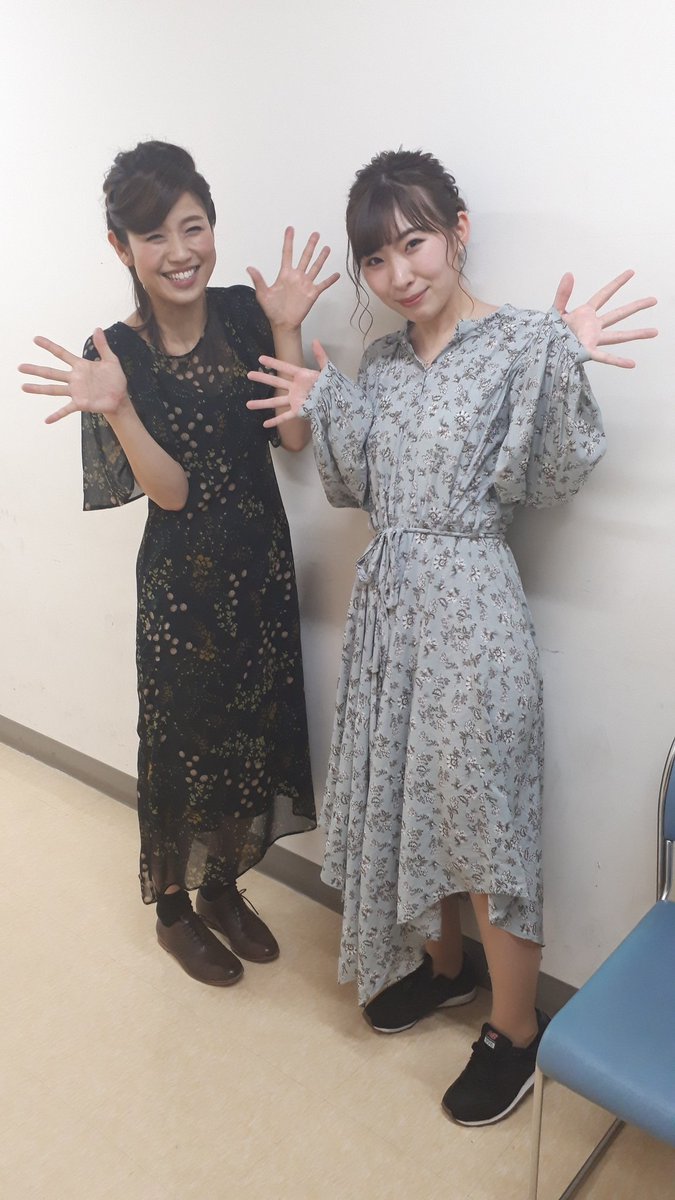 日本クラウン 演歌 歌謡曲 公式 V Twitter 一緒の楽屋だった川野夏美とわさみん 急遽わさみん考案の孔雀ポーズ そういや 鯖街道の時に 川野画伯 鯖に乗ったわさみん描いてたなぁ わさみんの左指が入らなかったから撮り直したけど 表情違うしもったいない