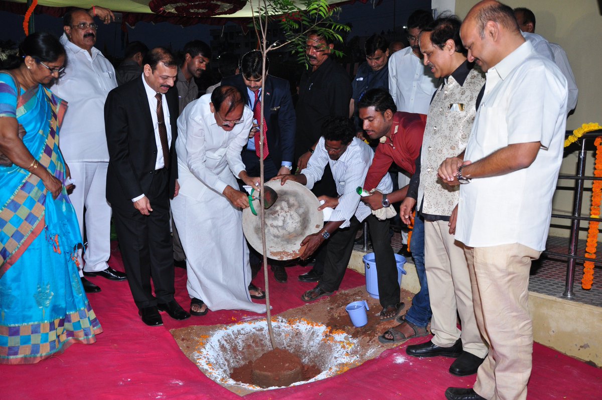 AUVC_OFFICIAL's tweet photo. Shri M. Venkaiah Naidu, Hon'ble Vice-President of India Inaugurated "KALPANA CHAWLA LABORATORIES" at AU College of Engineering for Women on 12 April 2018 https://t.co/6yNzymY5bb