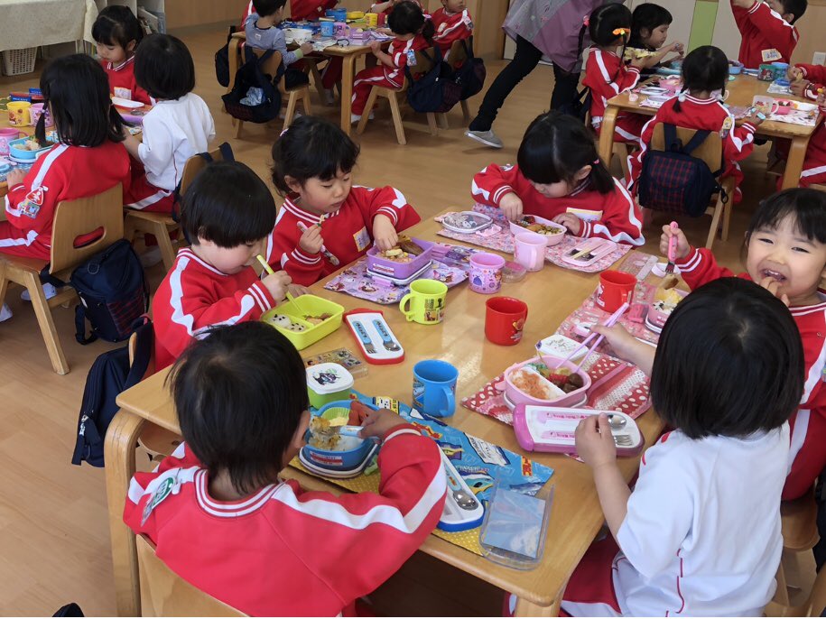 かみかわち 幼稚園 Twitter પર 大好きなママたちと離れて 幼稚園で頑張ってま す 脱いだ靴を靴箱に タオルを掛けて お手帳にシールを貼って トイレに行って お弁当だってこのとおり 等々いろ んなこと頑張ってますよ