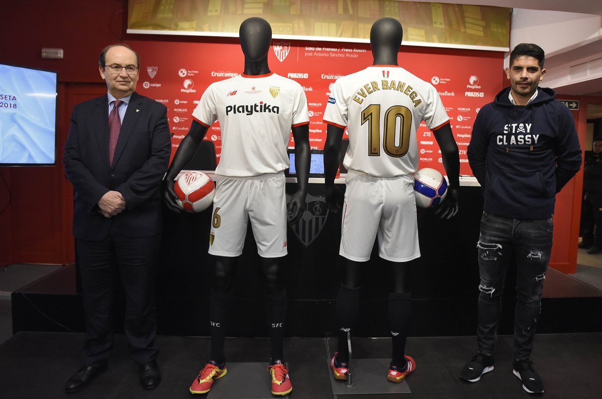 SevillaFC's tweet photo. Escudo y dorsales dorados en la camiseta que lucirá el #SevillaFC en la Final de #CopaDelRey

➡️ https://t.co/i6T8TYGWu6 

#TodosJuntosAOtraFinal https://t.co/xkQA6f3IZK
