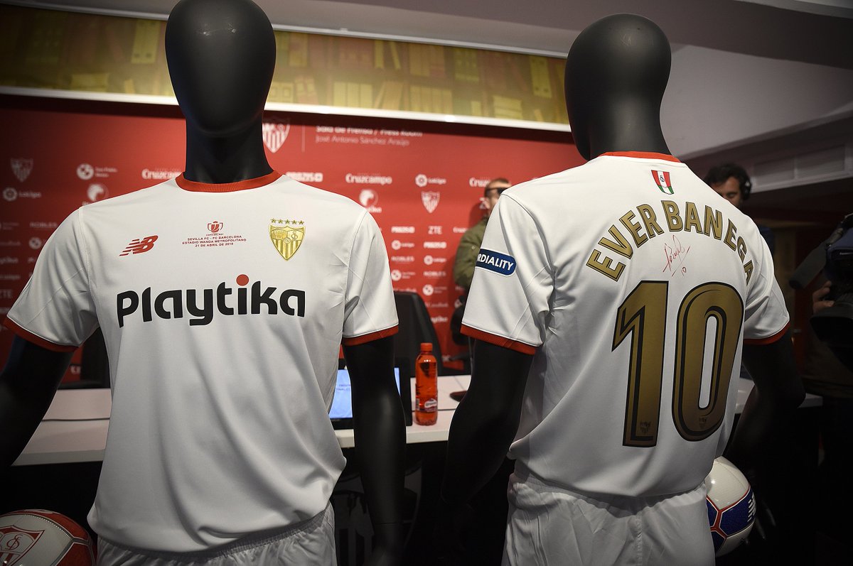 SevillaFC's tweet photo. Escudo y dorsales dorados en la camiseta que lucirá el #SevillaFC en la Final de #CopaDelRey

➡️ https://t.co/i6T8TYGWu6 

#TodosJuntosAOtraFinal https://t.co/xkQA6f3IZK