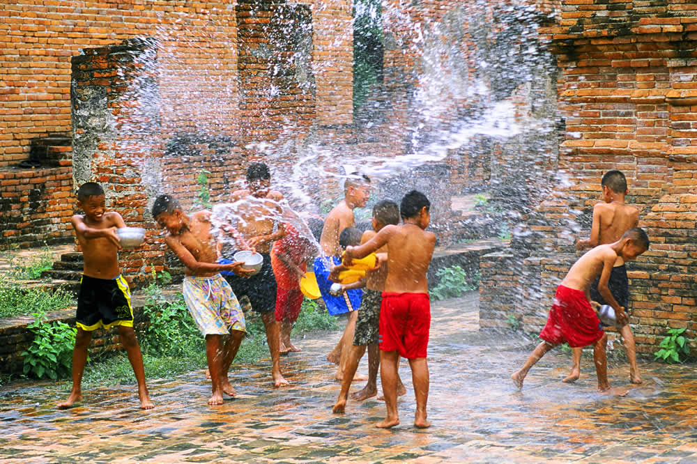 Spinninglobe's tweet photo. 🎉💦 Happy Songkran!💦�� Wishing our friends @fanclubthailand a happy Thai New Year, and all our followers too, who love the Land of Smiles 😁 #Songkran2018 #Thailand #SearchLessSeeMore #FridayFeeling https://t.co/vu1wvXC3SA