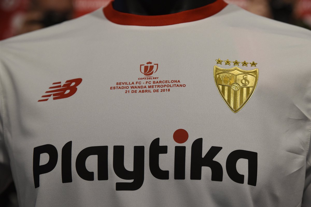 SevillaFC's tweet photo. Escudo y dorsales dorados en la camiseta que lucirá el #SevillaFC en la Final de #CopaDelRey

➡️ https://t.co/i6T8TYGWu6 

#TodosJuntosAOtraFinal https://t.co/xkQA6f3IZK