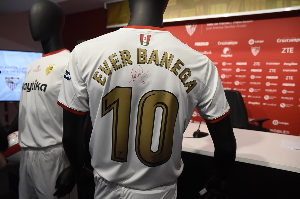 SevillaFC's tweet photo. Escudo y dorsales dorados en la camiseta que lucirá el #SevillaFC en la Final de #CopaDelRey

➡️ https://t.co/i6T8TYGWu6 

#TodosJuntosAOtraFinal https://t.co/xkQA6f3IZK