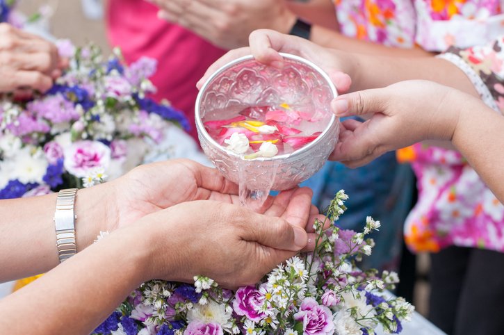Spinninglobe's tweet photo. 🎉💦 Happy Songkran!💦�� Wishing our friends @fanclubthailand a happy Thai New Year, and all our followers too, who love the Land of Smiles 😁 #Songkran2018 #Thailand #SearchLessSeeMore #FridayFeeling https://t.co/vu1wvXC3SA