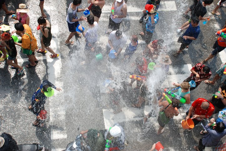 Spinninglobe's tweet photo. 🎉💦 Happy Songkran!💦�� Wishing our friends @fanclubthailand a happy Thai New Year, and all our followers too, who love the Land of Smiles 😁 #Songkran2018 #Thailand #SearchLessSeeMore #FridayFeeling https://t.co/vu1wvXC3SA
