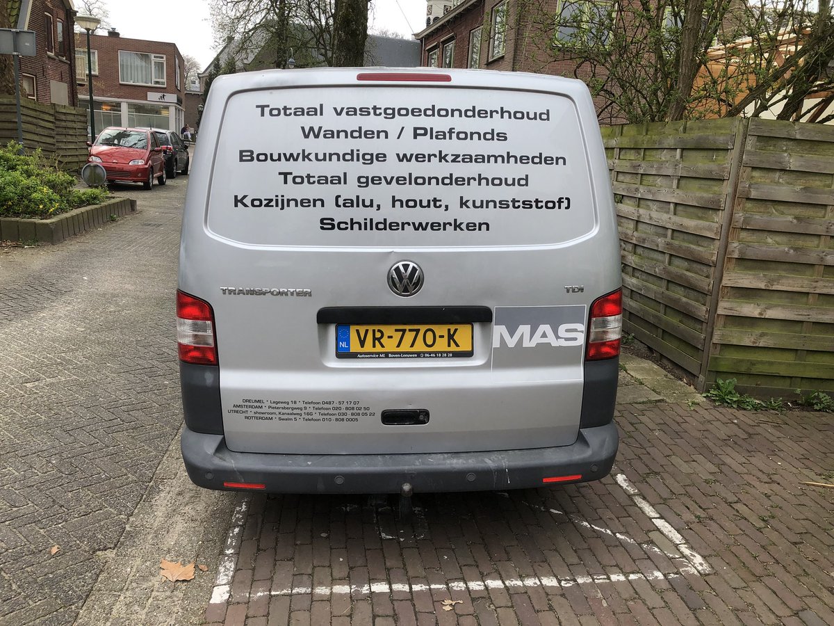 jva1977's tweet photo. @PolitieDeBilt staat weer eens een auto voor een uitrit op een niet parkeren plek, doe hier eens wat aan https://t.co/3JTdV1kNrG