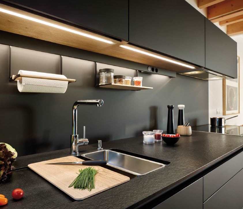 kits_interior's tweet photo. La il·luminació LED, integrada en els mobles alts, ofereix una llum continua i homogènia ideal pel bon treball en una cuina!

#Kitscuines #cocinasSANTOS #SANTOSkitchens #Kitchenlighting #iluminacionled #cocinasnegras https://t.co/OQIFcvtpIM