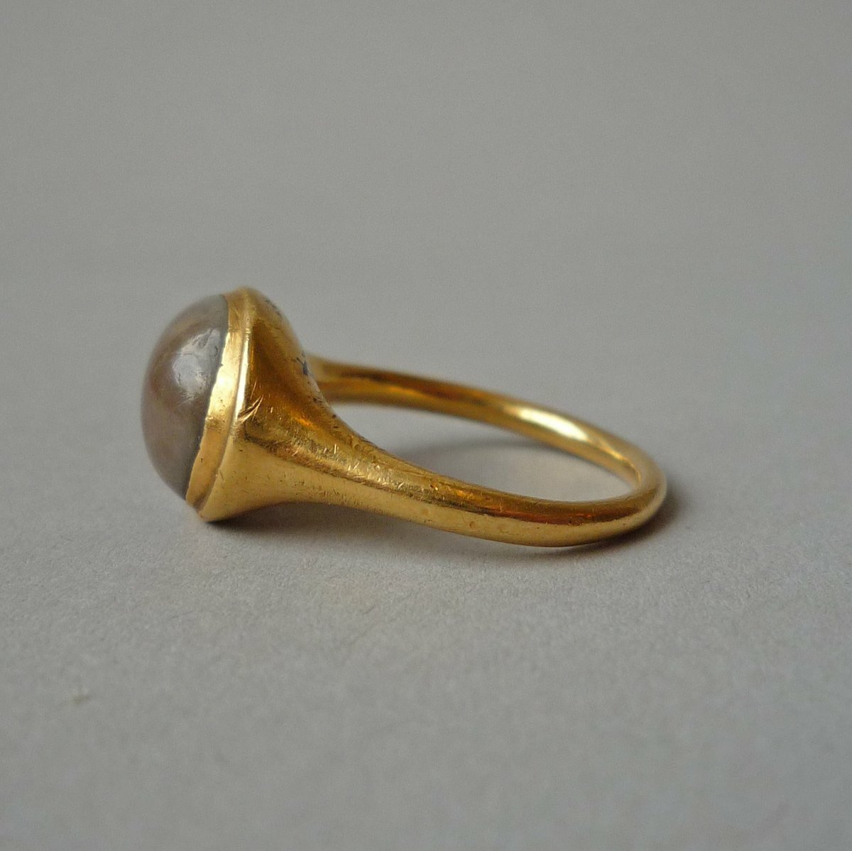 TudorAge1973's tweet photo. This 16th-century ring features a toadstone. It was originally thought the stones were carried in the heads of toads, & would ‘be thrown out of the mouth if the creature was placed upon a piece of red cloth’.
#Toadstone #Rings #Jewellery #16thcentury #Tudors #History https://t.co/nHVMuA9Xyy