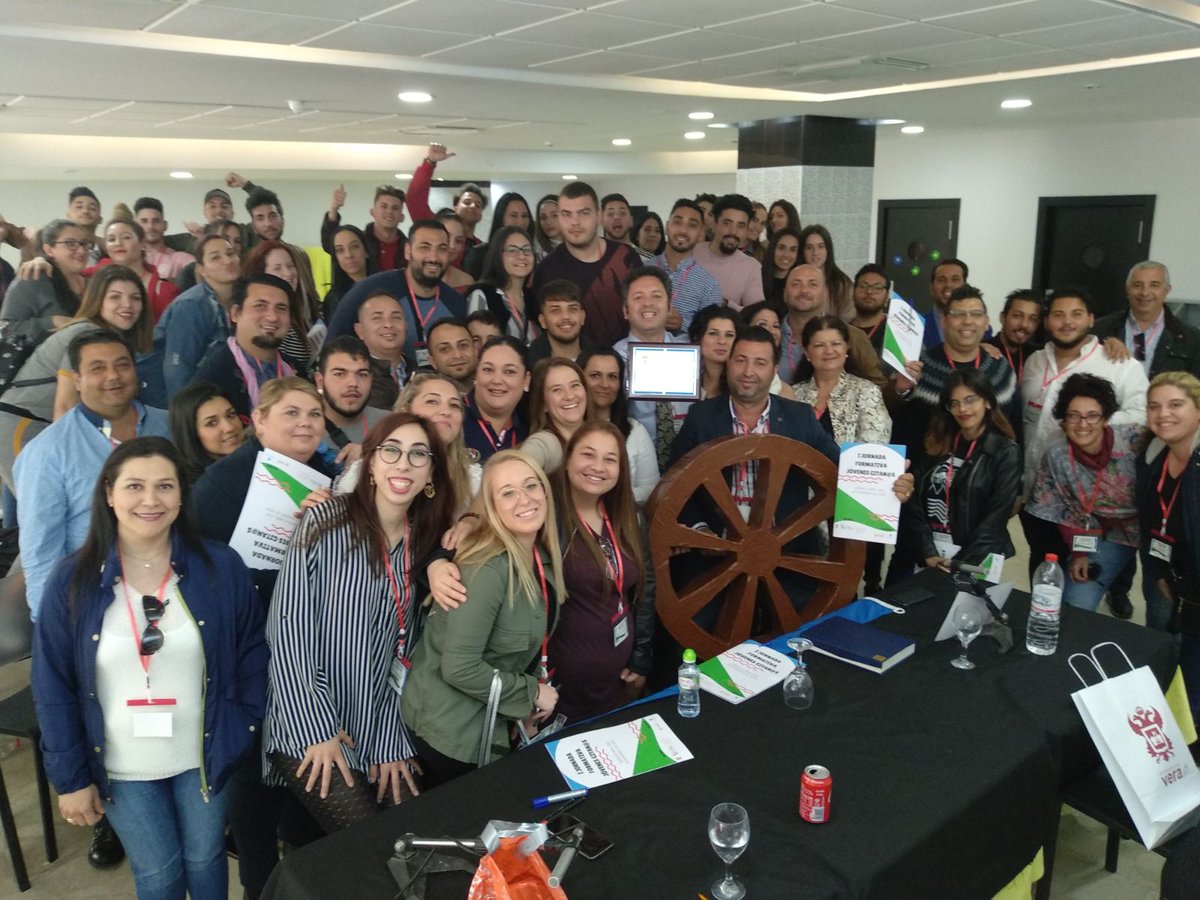 gitanos_org_GR's tweet photo. El alumnado de #aprendertrabajando en #@gitanos_org_GR . @garantia_juv,  en la I Jornada Formativa para Jóvenes Gitan@s. Nuestro agradecimiento al Excmo. Ayuntamiento de Vera (Almería), organizador del evento. @FundlaCaixa @empleogob @FondosEuropeos https://t.co/ClhBKbv6LV