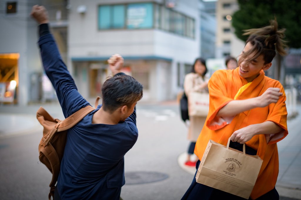 H_Family0's tweet photo. ダンスしまくりでふくらはぎパンパンのSHINNOSUKEです🕺💦舞台本番や次の舞台の稽古でヘブファミ練に合流できない日が多い中、先週は舞台AKIMISHIにいなじゅんさん&amp;としさんが来てくれました😆終演後には会場前で突然斬り合いに⚔️笑
会えば笑い合えてホッとする、まさにファミリーなヘブファミです✨ https://t.co/mXfqSczq7m