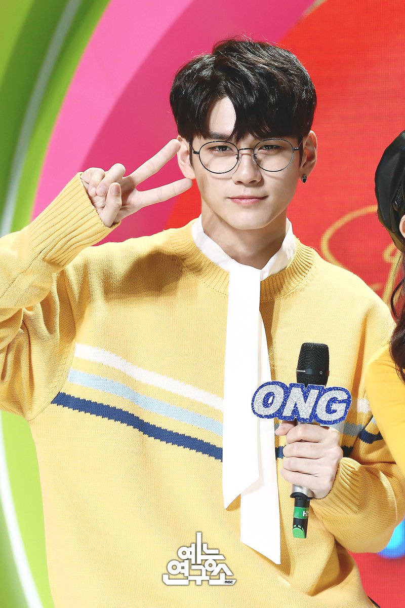 MBC_entertain's tweet photo. 하필 토요일에 내리는 비 때문에 속상하다면 ☔️
나들이 대신 음중의 상크미 옹크미와 함께 해요! 🐿🍉🍊
#쇼음악중심 내일 (토) 3시 35분 📺
📷☞ https://t.co/wwDWpYNT0C
170407 #음중 #옹성우 #미나 #마크 #옹크미 @WannaOne_twt @gu9udan @NCTsmtown https://t.co/pASwWOQs4V