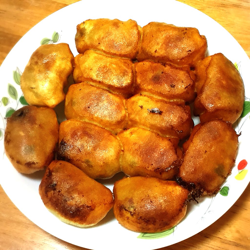 miwa4123's tweet photo. 野田といえばコレ❣️😋
✨🥟ホワイト餃子✨
越谷店で買ってきて貰いました
😋おいしぃ〜
3枚目は野田本店で食べた時の
(野田で冷凍は早朝から並ばないと買えないょ〜😭)
4枚目は久喜店で買ってきた物
…久喜店の餃子🥟他の店舗に比べて小さく💦食感も香りも良くない…気がします
越谷は☺️✨👍✨笑 https://t.co/JPwslJB7yi