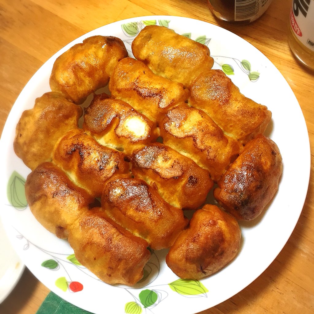 miwa4123's tweet photo. 野田といえばコレ❣️😋
✨🥟ホワイト餃子✨
越谷店で買ってきて貰いました
😋おいしぃ〜
3枚目は野田本店で食べた時の
(野田で冷凍は早朝から並ばないと買えないょ〜😭)
4枚目は久喜店で買ってきた物
…久喜店の餃子🥟他の店舗に比べて小さく💦食感も香りも良くない…気がします
越谷は☺️✨👍✨笑 https://t.co/JPwslJB7yi