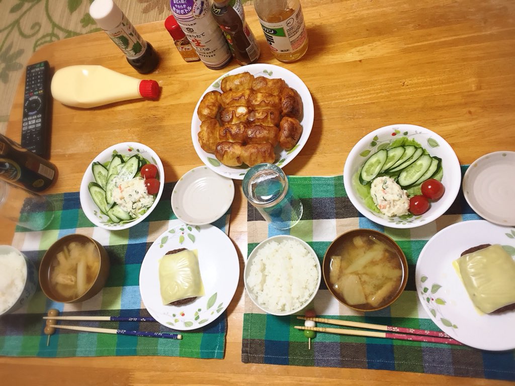 miwa4123's tweet photo. 野田といえばコレ❣️😋
✨🥟ホワイト餃子✨
越谷店で買ってきて貰いました
😋おいしぃ〜
3枚目は野田本店で食べた時の
(野田で冷凍は早朝から並ばないと買えないょ〜😭)
4枚目は久喜店で買ってきた物
…久喜店の餃子🥟他の店舗に比べて小さく💦食感も香りも良くない…気がします
越谷は☺️✨👍✨笑 https://t.co/JPwslJB7yi
