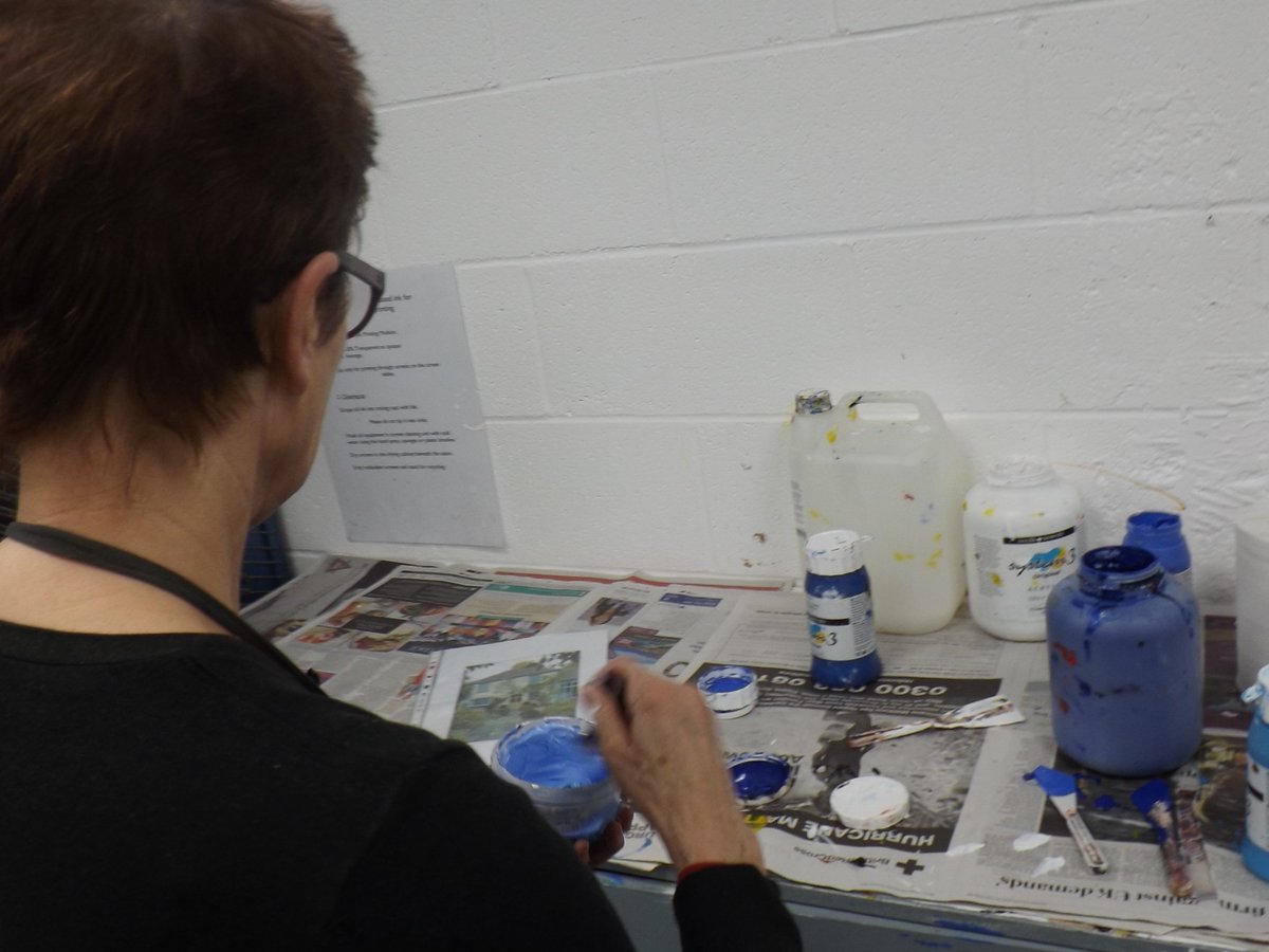 WPrintCreatives's tweet photo. Alex mixing colours for her vibrant #screenprints #WiltshirePrintCreatives #art #printmaking #AlexNash https://t.co/oNhFfugKYM