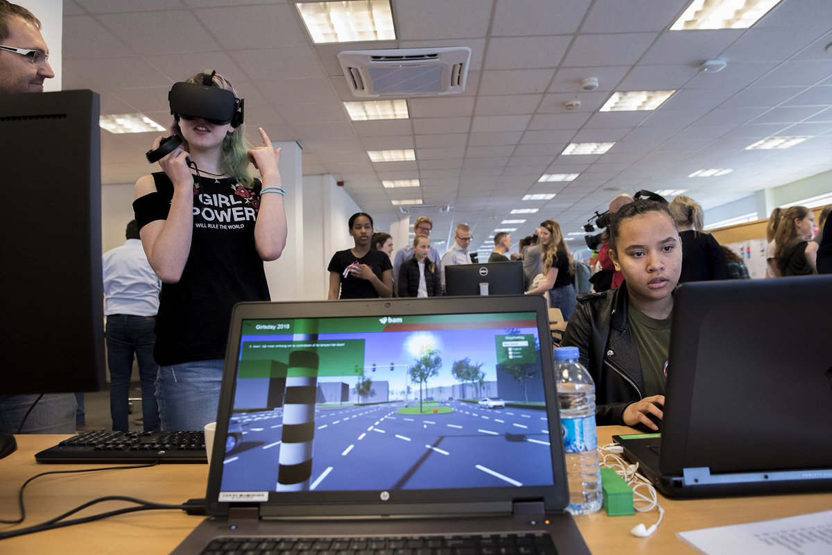 Impressie #Girlsday <a href="/Rotterdamsebaan/">Rotterdamsebaan</a> met officiële opening door onderwijsminister Ingrid van Engelshoven. De meiden konden een drone besturen, planning opstellen, aan de slag met zelfhelend beton en kennismaken met virtual en augmented reality. #BAM #jegaathetmaken <a href="/VHTOamsterdam/">VHTO</a>