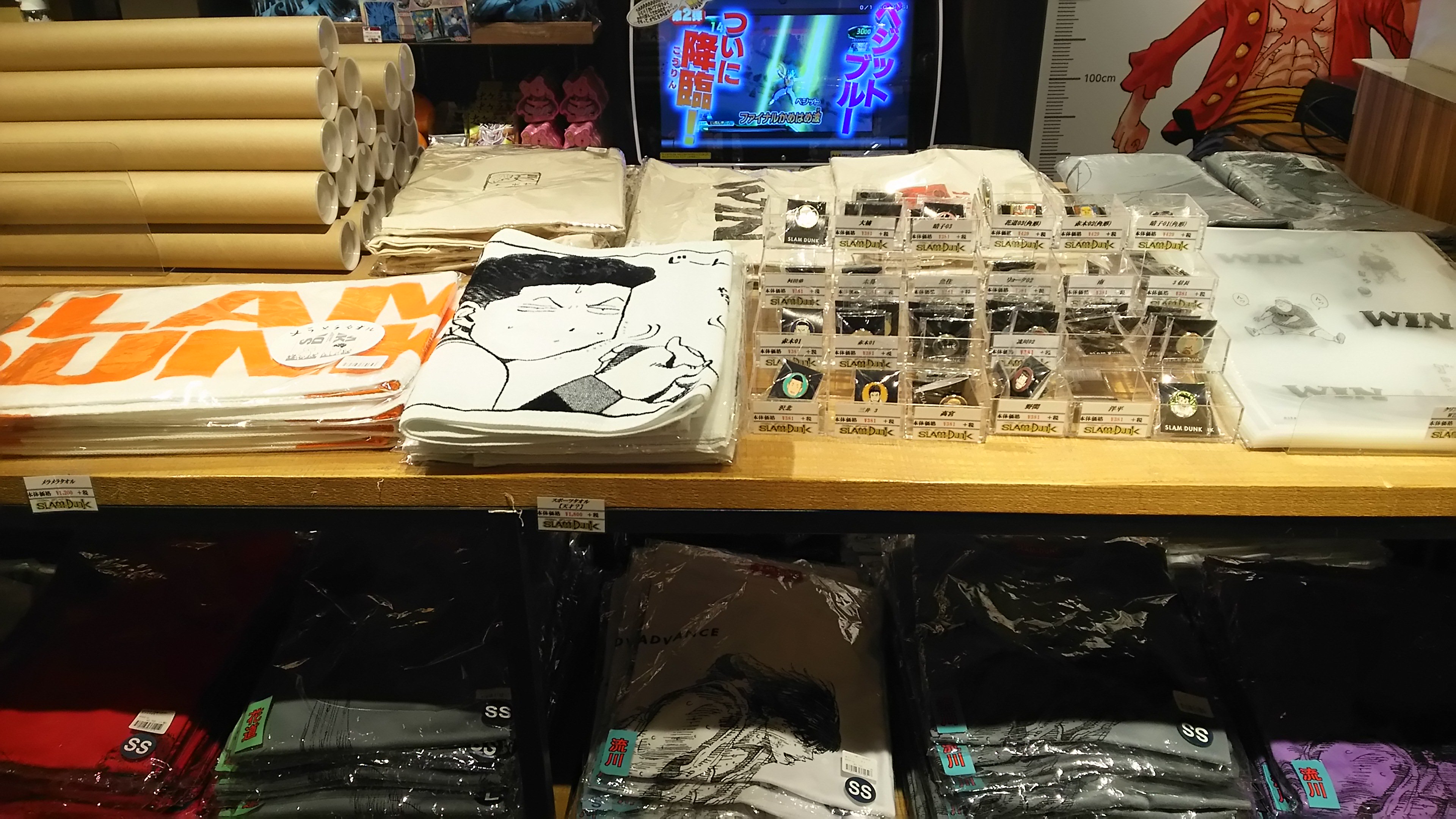 Kkmint Twitterissa ジャンプショップ 横浜店へ行ってきました スラムダンク のグッズありましたよ ポスター Tシャツ タオル ピンバッチ 安西先生クリアファイル ｼｭｰｽﾞ袋 10日後の本 T Co Nke400ahyd Twitter