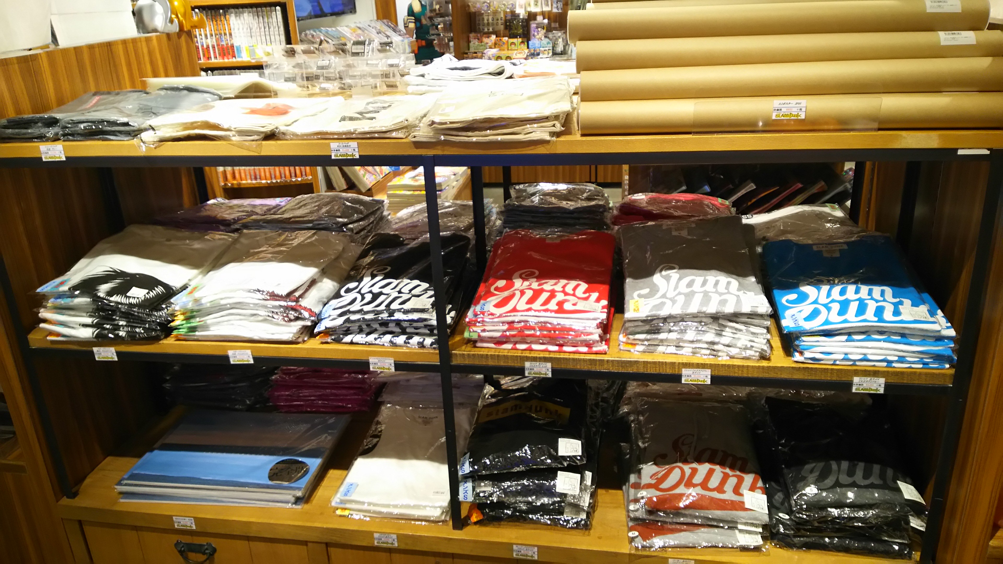 Kkmint Twitterissa ジャンプショップ 横浜店へ行ってきました スラムダンク のグッズありましたよ ポスター Tシャツ タオル ピンバッチ 安西先生クリアファイル ｼｭｰｽﾞ袋 10日後の本 T Co Nke400ahyd Twitter