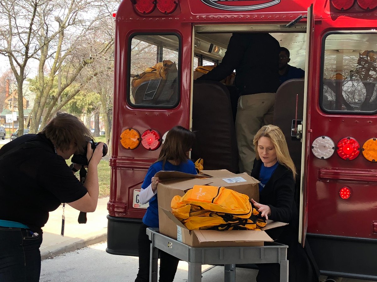ShannonM1071's tweet photo. .@PNCBank employees unloaded a busload of backpacks full of learning materials for @TPSProud pre-K kids. Goal = To help kids get a head start on school and life. #PNCGrowUpGreat https://t.co/5nOXkmavO3