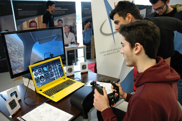 PuertoRealHoy's tweet photo. 300 estudiantes participan hoy en el II @EventoCOSMOS   de Ingeniería Aeronáutica y Espacio. #Local #Educación #PuertoReal https://t.co/EoSd4g0FjG https://t.co/ZDvQd6U6Cm