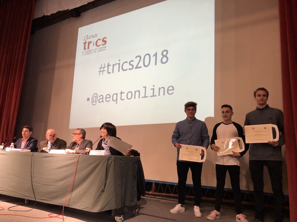 EvaCanalsGil's tweet photo. Aquí teniu als flamants guanyadors de les beques que atorga la @universitatURV en el #trics2018. Enhorabona a tots tres pels fantàstics treballs de recerca que han realitzat!! https://t.co/VlEAyM4mzy
