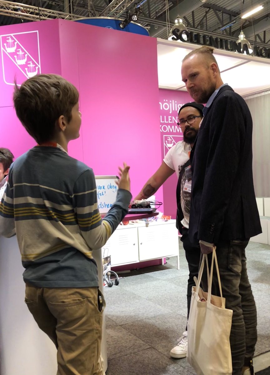 emelie_hallmann's tweet photo. Elever från #tojnan #digitallearners och @JIQQY visar att det ska vara ok att göra fel och hur man utvecklas av det #sett2018 #solsett2018 https://t.co/RHTthNDTql