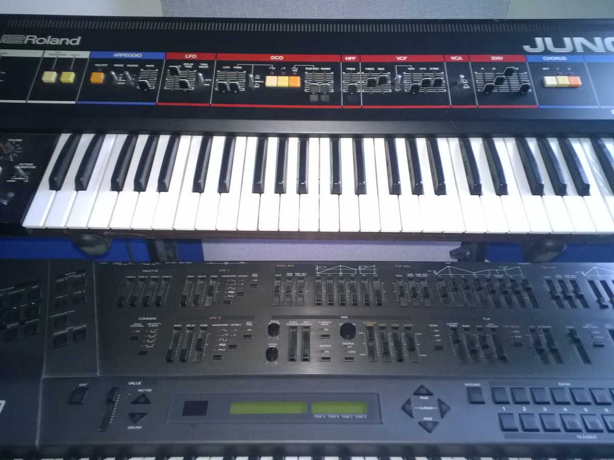 twinfiniteloops's tweet image. Two of my favourite synths in the studio. 

These @Roland_UK monsters always bring the noise!

#house #techno #classic #synth @Roland_US